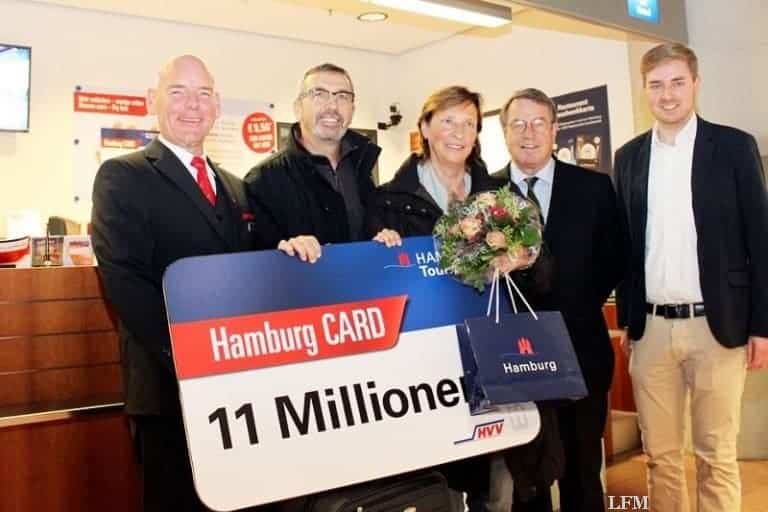 11.000.000. Hamburg CARD am Flughafen übergeben