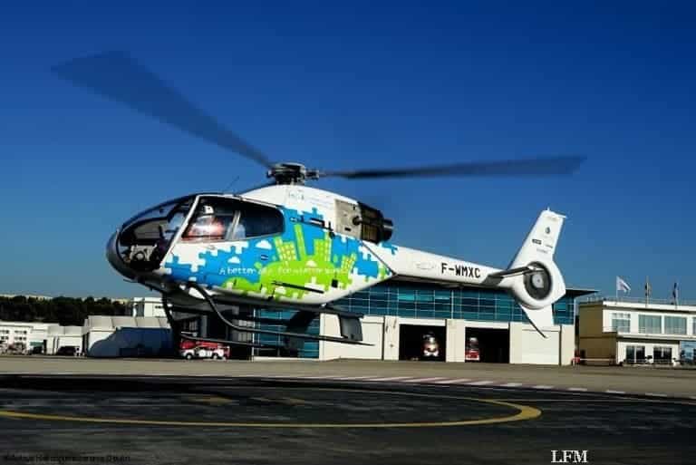 Hubschrauber mit V8 Motor als Antrieb im Flug