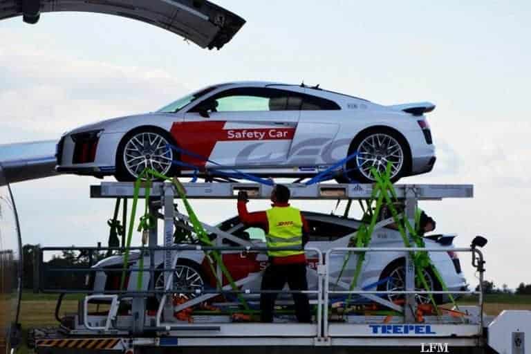 Rennwagen am Flughafen Frankfurt Hahn verladen