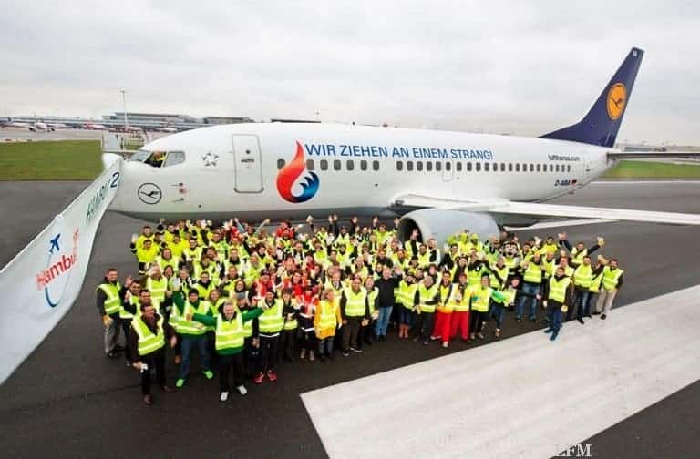 Hamburger ziehen eine Boeing 737 für Olympia 2024