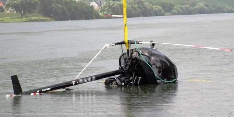 Hubschrauber wassert nach Start durch Leistungsverlust