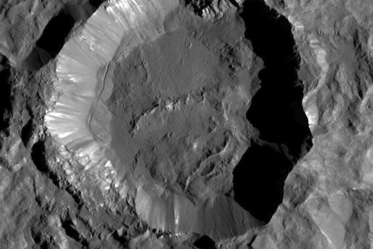 Tiefflieger DAWN über Zwergplanet Ceres