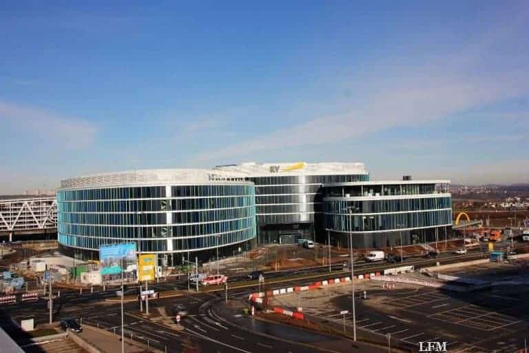 SkyLoop am Flughafen Stuttgart fertig für Ernst & Young