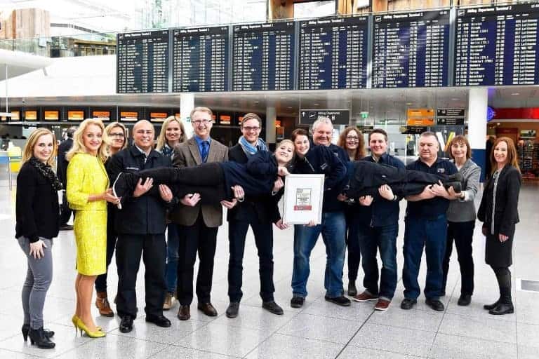 Gruppenfoto augsezeichneter Ausbilder am Flughafen München