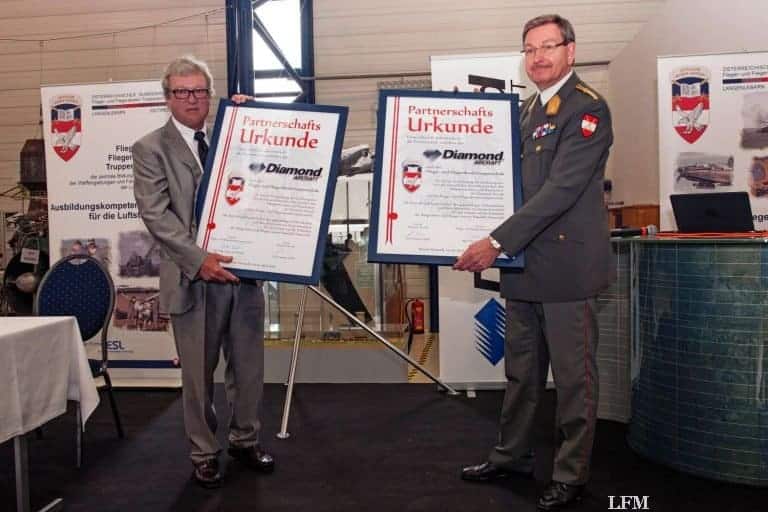 Fliegertruppenschule und Diamond Aircraft offiziell Partner
