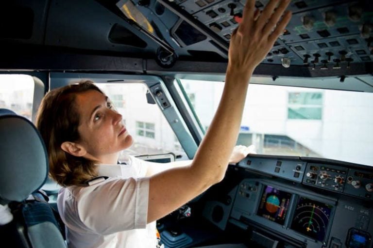 easyJet will 450 neue Piloten einstellen