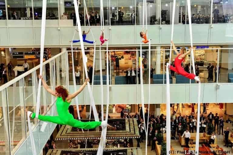 Choreografie zum Satelliten am Vorfeldtower des Flughafen München