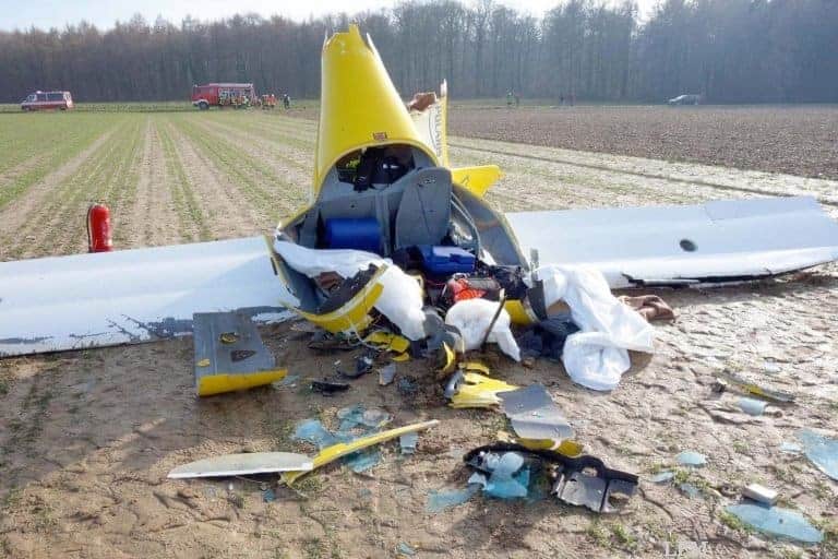 UL stürzt nach Rechtskurve auf den Boden