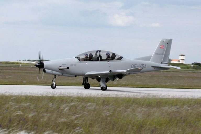 Diamond DART-450: Trainer aus Karbonfaser erlebt Erstflug