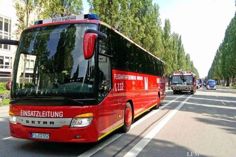 Fahrzeuge der Flughafenfeuerwehr bei FireTagen in München