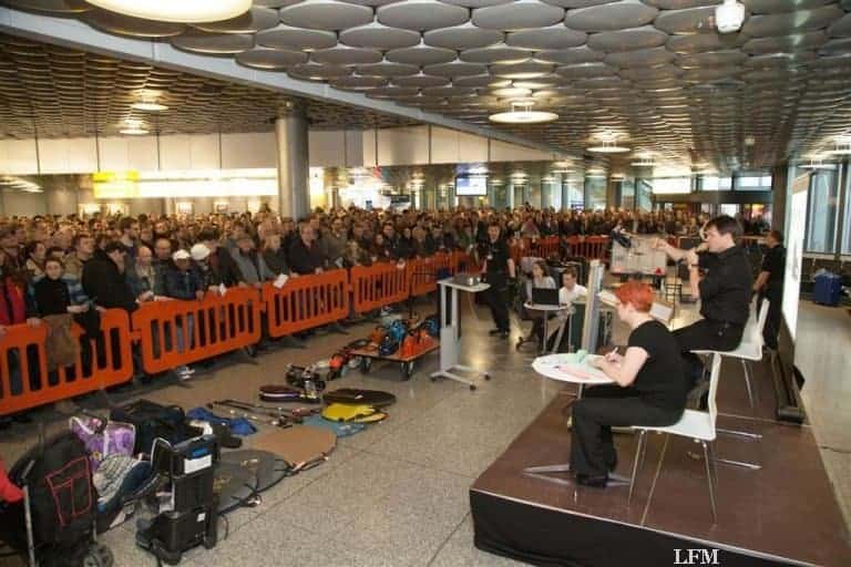 Von Kinderwagen bis Kettensäge: Kofferversteigerung in Hannover