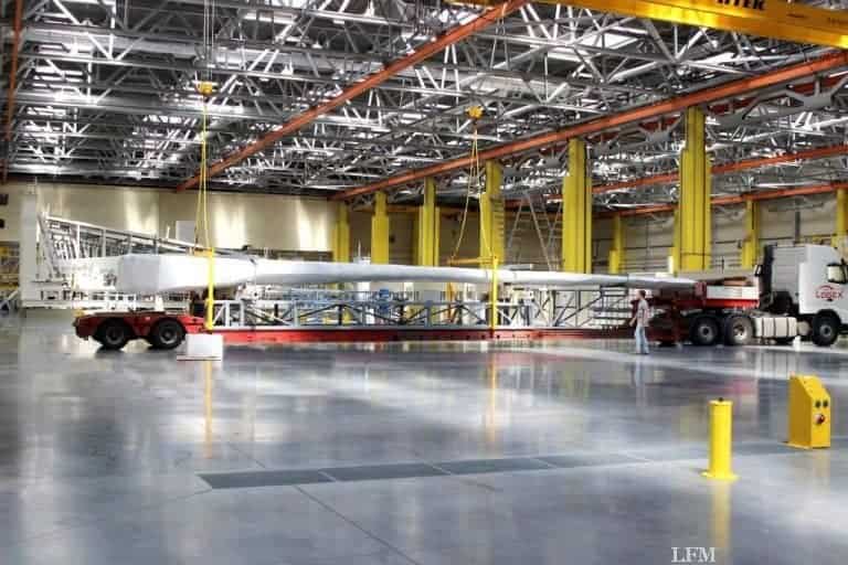 MC-21-Flügel aus Verbundwerkstoff beim Stabilitätstest