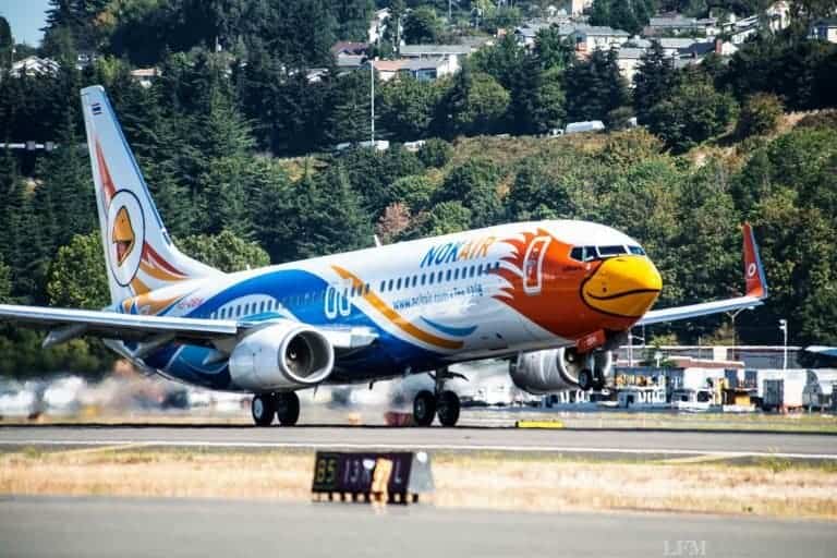 Bunte Boeing 737-800 nimmt Hilfsgüter mit