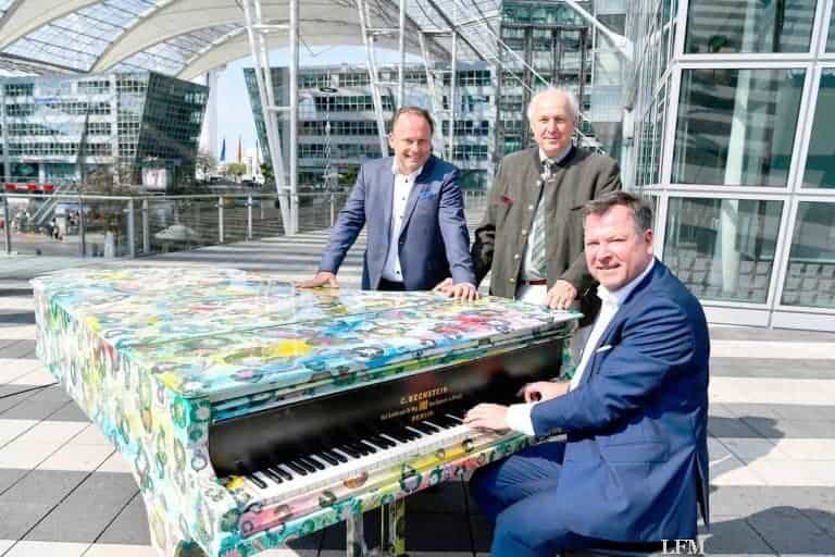 Klavier steht spielbereit am Flughafen München