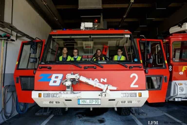 Azubis und Studenten am Flughafen Memmingen