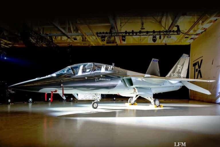 Boeing und Saab zeigen neues T-X Trainingsflugzeug