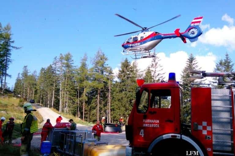 Flughafenfeuerwehr hilft bei Waldbrand