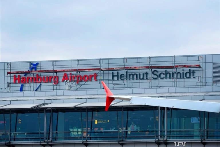 Helmut Schmidt am Flughafen Hamburg sichtbar