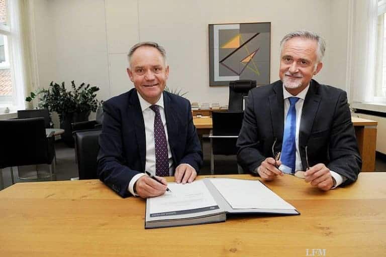 Vertragsunterzeichnung für neuen FMO-Chef Schwarz