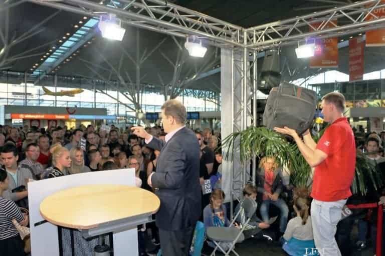 Fundsachen versteigern beim Reisemarkt am Flughafen Stuttgart