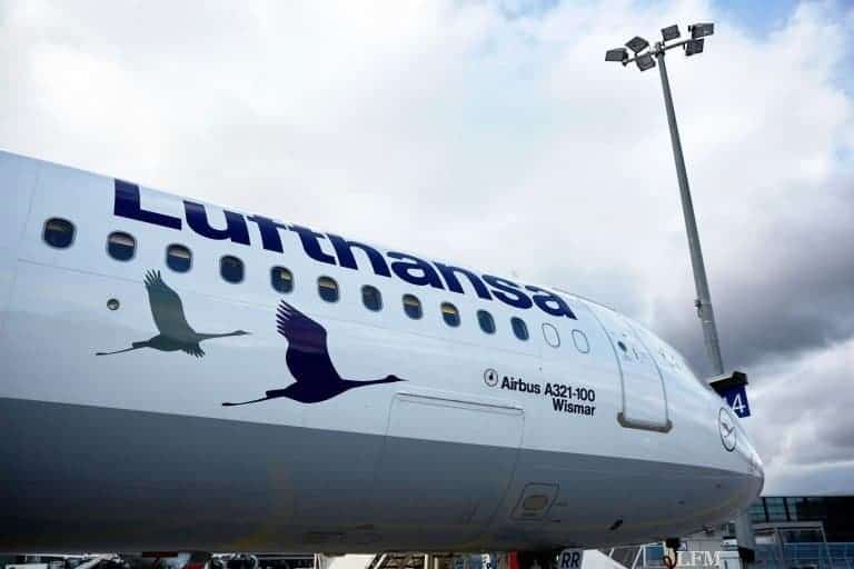 A321-100 der Lufthansa mit Kranich auf den Federn