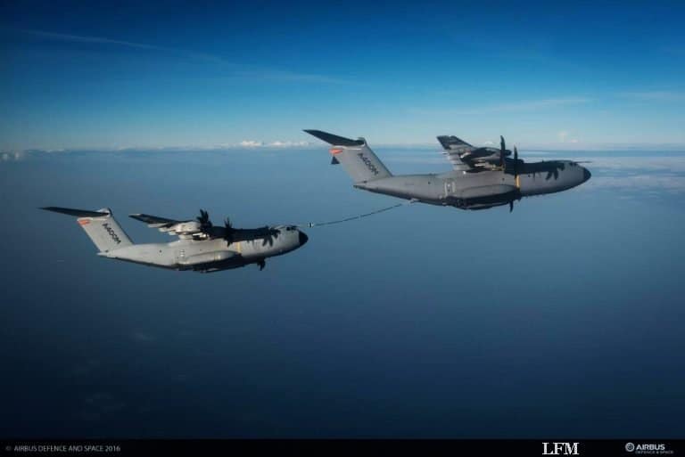 A400M betankt A400M in der Luft