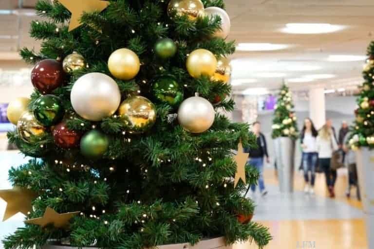 Weihnachtstrubel am Flughafen beachten