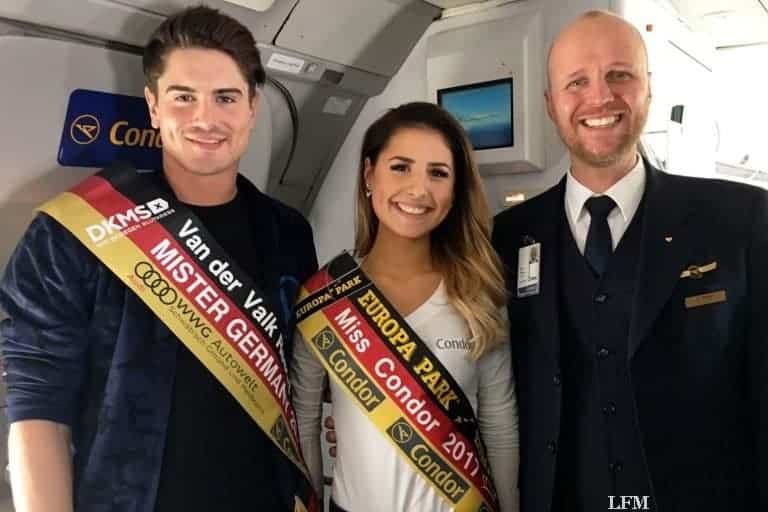 Catwalk der Schönheiten in der Kabine