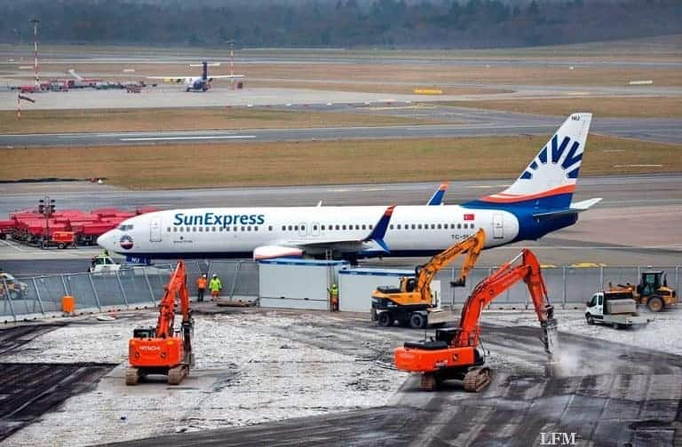 Bagger rollen übers Vorfeld am Hamburg Airport