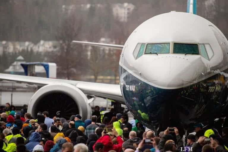 Boeing lässt erstes Flugzeug der 737 MAX 9 aus dem Hangar