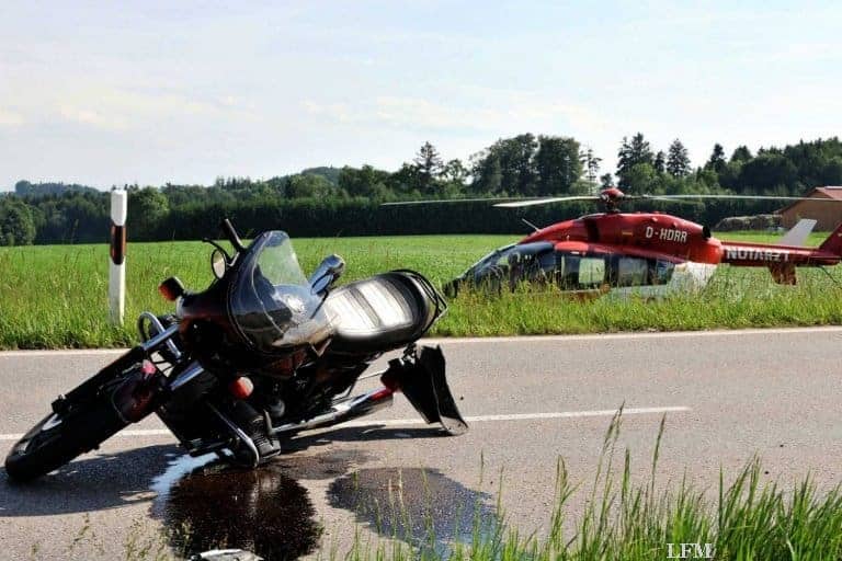 Luftretter gemahnen Motorradfahrer zu Vorsicht und Übung