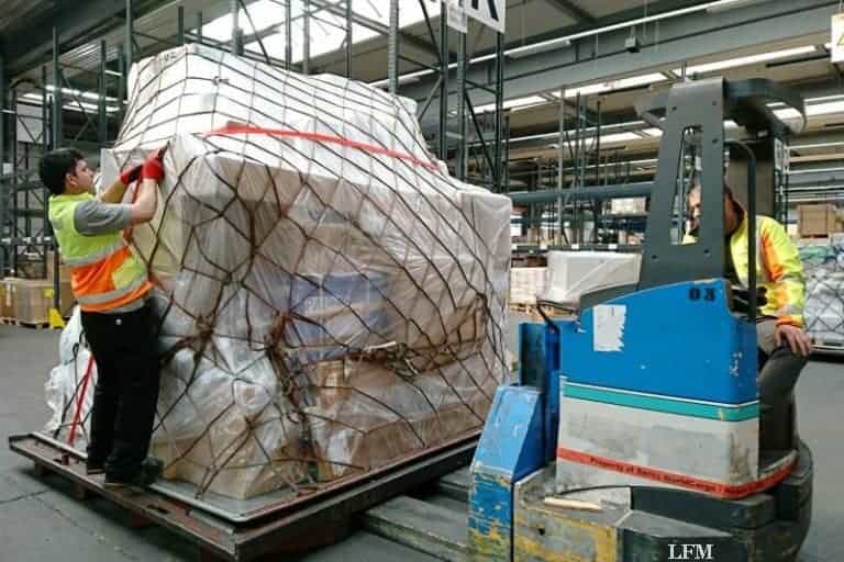 Wasserfilter als Luftfracht: Hilfsgüter für Südamerika