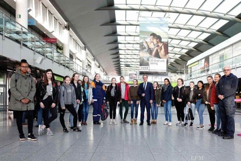 Mädchen bei Dortmunder Flughafenfeuerwehr