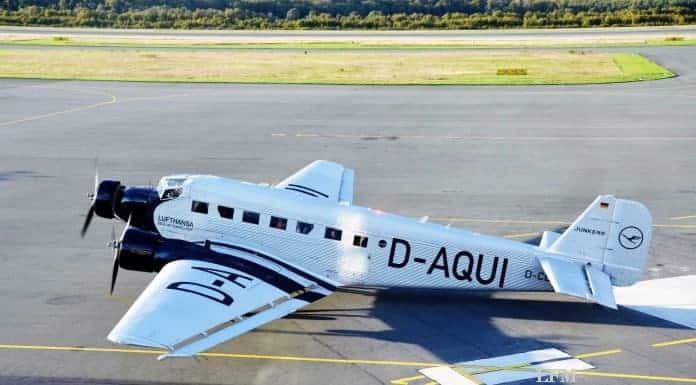 Piloten testen reparierte Ju52 bei ersten Flügen