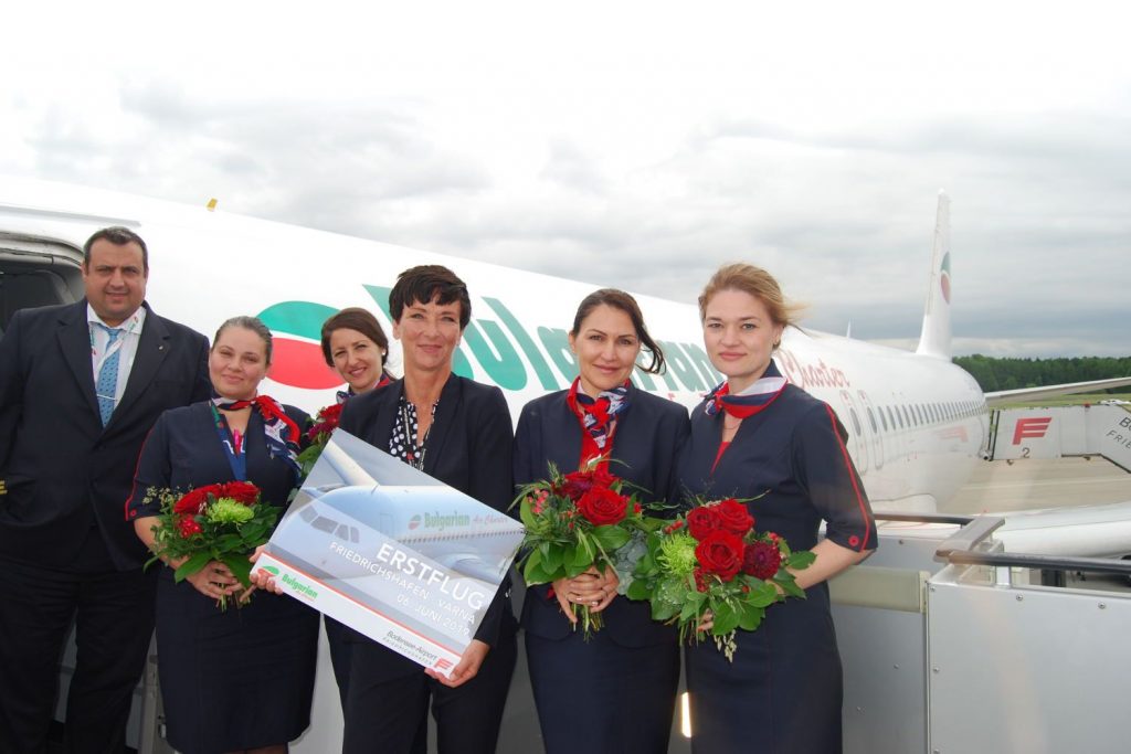 Susanne Schaugg vom Flughafen Friedrichshafen begrüßt die Bulgarian Air Charter Crew.