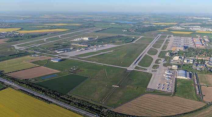 Familienfestival am Airport zeigt historische Luftfahrt Leipzig Halle Airport - Luftaufnahme