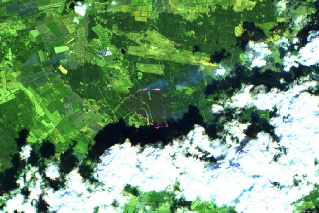 Sentinel-2 Falschfarbenbild: Der Satellit liefert dieses Falschfarbenbild mit aktiven Feuern
