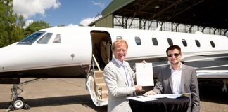 Übergabe der Flugbetriebslizenz an die Exxaero durch das Luftfahrt-Bundesamt (LBA) am Airport Weeze