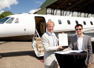 Übergabe der Flugbetriebslizenz an die Exxaero durch das Luftfahrt-Bundesamt (LBA) am Airport Weeze