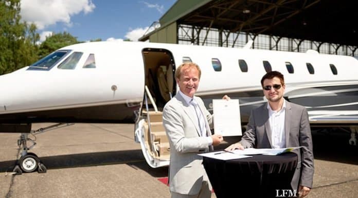 Übergabe der Flugbetriebslizenz an die Exxaero durch das Luftfahrt-Bundesamt (LBA) am Airport Weeze