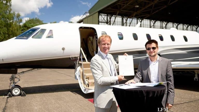 Übergabe der Flugbetriebslizenz an die Exxaero durch das Luftfahrt-Bundesamt (LBA) am Airport Weeze