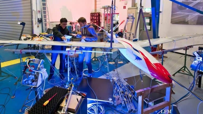 DLR für Aeroelastik: Flugzeugflügel im Flatter-Test