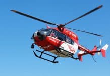 Hubschrauber der DRF Luftrettung fliegt Blutprodukte Hubschrauber der DRF Luftrettung