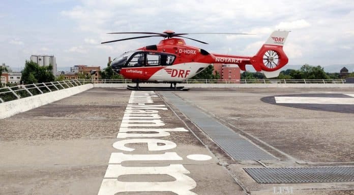 Hubschrauber der DRF Luftrettung an der Station in Mannheim