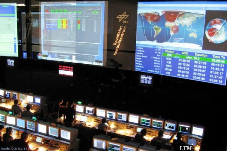 EDRS-Kontrollraum im GSOC: Das Deutsche Raumfahrtkontrollzentrum (GSOC) in Oberpfaffenhofen ist für die Steuerung der Nutzlasten in EDRS, die Kontrolle des Satelliten EDRS-C und den Betrieb der Empfangsstationen verantwortlich.