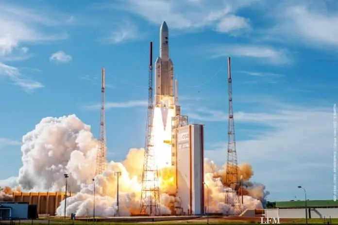 Bilderbuchstart der Ariane 5ECA mit dem EDRS C-Satelliten: Am 06. August um 21:30 Uhr Mitteleuropäischer Sommerzeit (16:30 Uhr Ortszeit Kourou) startete eine Trägerrakete Ariane 5 ECA mit dem ersten eigenen Satelliten des europäischen Datenrelaissystems EDRS in den geostationären Orbit. Bei dem Start von Europas Raumflughafen in Kourou in Französisch-Guayana war als weitere Nutzlast zudem der Satellit Intelsat-39 an Bord.