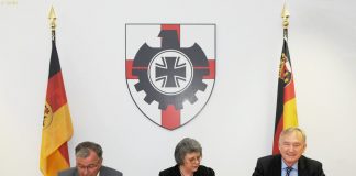 (v.l.): Kurt Melching, Mitglied des Vorstands der OHB System AG, Kornelia Lehnigk-Emden, Stellvertretung des Vizepräsidenten BAAINBw und Dr. Ingo Engeln, Mitglied des Vorstandes der OHB System AG, bei der Vertragsunterzeichnung in Koblenz.