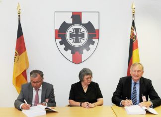 (v.l.): Kurt Melching, Mitglied des Vorstands der OHB System AG, Kornelia Lehnigk-Emden, Stellvertretung des Vizepräsidenten BAAINBw und Dr. Ingo Engeln, Mitglied des Vorstandes der OHB System AG, bei der Vertragsunterzeichnung in Koblenz.