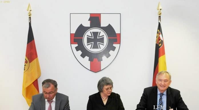 (v.l.): Kurt Melching, Mitglied des Vorstands der OHB System AG, Kornelia Lehnigk-Emden, Stellvertretung des Vizepräsidenten BAAINBw und Dr. Ingo Engeln, Mitglied des Vorstandes der OHB System AG, bei der Vertragsunterzeichnung in Koblenz.