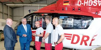 V.l.n.r.: Dr. Peter Huber (Vorstand DRF Luftrettung) und Joachim Herrmann (Innenminister Bayern) im Gespräch mit Notarzt Dr. Andreas Beyer, Pilot Sascha Netzer und Notfallsanitäter Andreas Adams. Die Tabelle zeigt die Einsatzzahlen der Rettungshubschrauber in Bayern